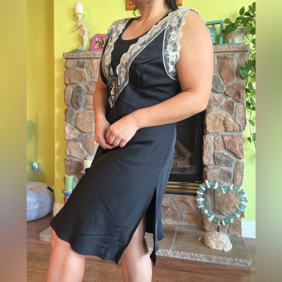 Abercrombie & Fitch contrast lace midi slip dress in black - Picture 8 of 11